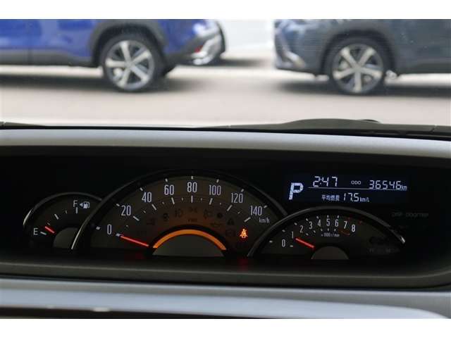 当社の中古車には1年間走行距離無制限の『ロングラン保証』がついています。年式は問わず、全国約5,000ヶ所のトヨタのお店で保証修理を受けることができます。