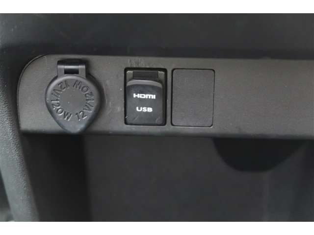 【アクセサリーソケット】12Vのカー用品等の電源供給が可能です。