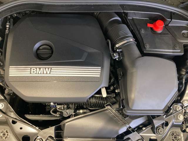 BMWのエンジンは世界的にも認められている高性能エンジンです。レスポンスがよく高回転型の心地よい吹きあがりなど駆け抜ける歓びのキーになる部分でございます。