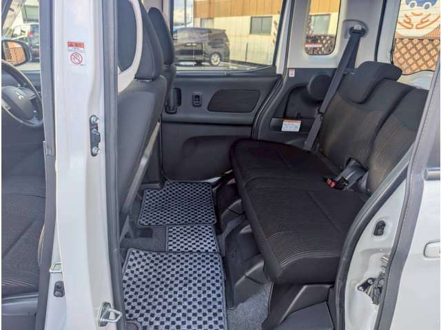 後部座席も目立つシミや汚れも無くとてもきれいな状態を保っております