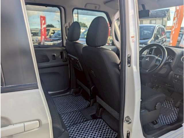 後部座席も目立つシミや汚れも無くとてもきれいな状態を保っております