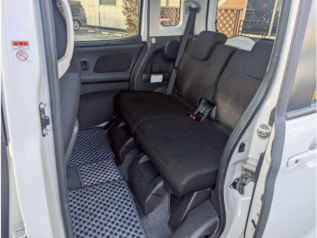 後部座席も目立つシミや汚れも無くとてもきれいな状態を保っております