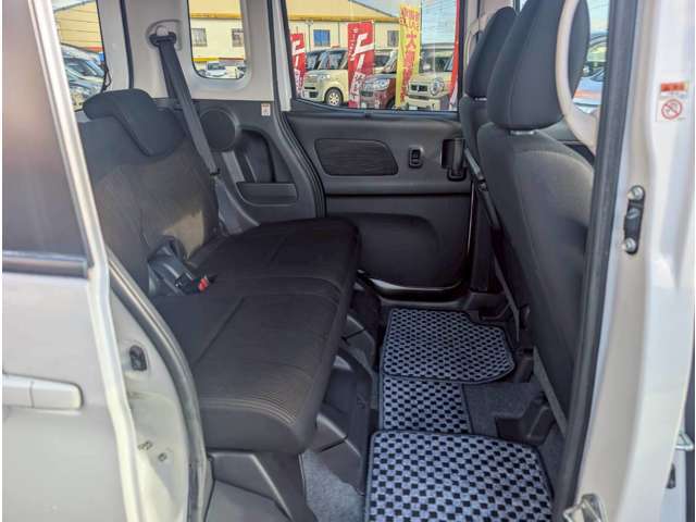 後部座席も目立つシミや汚れも無くとてもきれいな状態を保っております