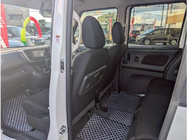 後部座席も目立つシミや汚れも無くとてもきれいな状態を保っております