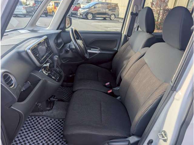 フロントシートも目立つシミや汚れも無くとてもきれいな状態を保っております