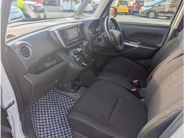 フロントシートも目立つシミや汚れも無くとてもきれいな状態を保っております