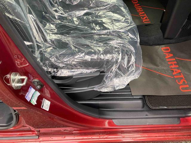 運転席の座面の高さが調節できるシートリフターが付いています。