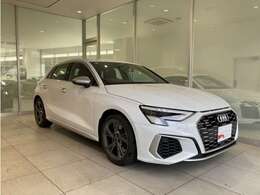 《Audi認定中古車》ならではのクオリティ、高度な訓練・教育を受けたAudi専門のメカニックがご納車前に100項目にも及ぶ精密な点検を行います。