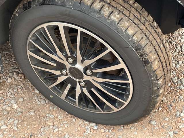 タイヤ交換も当店人気のメニューになっております。当店ご購入者様以外もご利用されています。