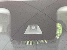 【インテリジェントエマージェンシーブレーキ】フロントカメラで前方の車両や歩行者を検知。衝突しそうな時は衝突被害軽減ブレーキが作動、衝突回避をサポート。より安全にドライブをお楽しみいただけます。