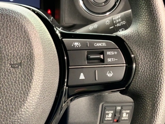 クルーズコントロールを装備しています。高速道路などで一定の速度で走ってくれるので運転が楽ですよ！速度を設定できますので、スピードの出しすぎにも注意できます。
