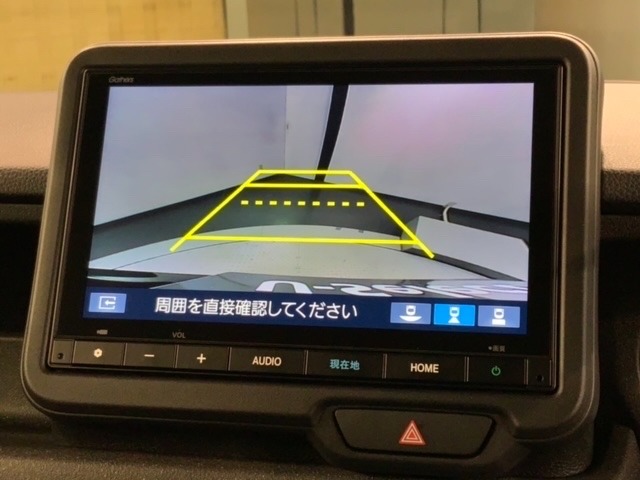 リバースギアに入れるだけで後方の表示へ切り替わります。夜間や雨の日の駐車も楽になりますよ。