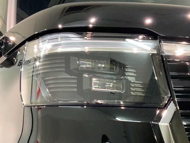 LEDヘッドライトは、点灯の瞬間から最大光量を発揮し、突然暗くなるトンネルなどでの安定感を高めます。