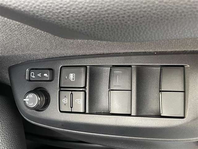 運転席ドア側パワーウィンドウ・ドアミラースイッチ。