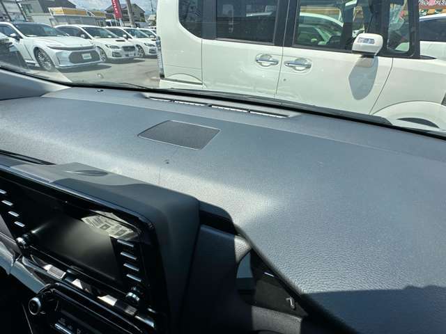 運転席周りのスイッチ類になります。様々な装備がついておりますので、ご不明な点があれば、いつでもお問い合わせお待ちしております。