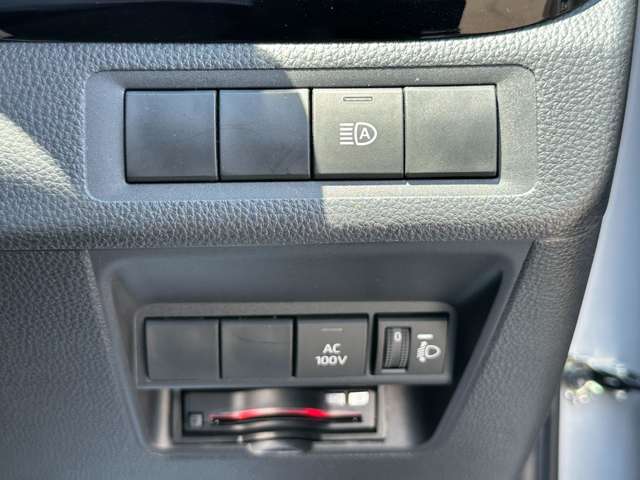 運転席周りのスイッチ類になります。様々な装備がついておりますので、ご不明な点があれば、いつでもお問い合わせお待ちしております。