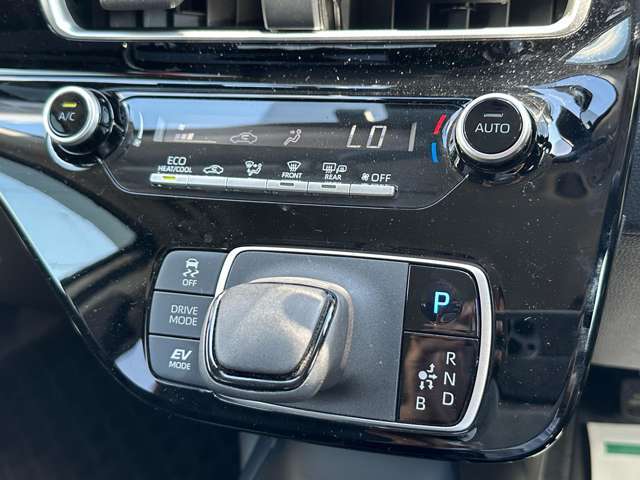 運転席周りのスイッチ類になります。様々な装備がついておりますので、ご不明な点があれば、いつでもお問い合わせお待ちしております。