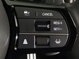 【アダプティブ・クルーズ・コントロール】予め設定した車速内でクルマが自動的に加減速。 前走車との適切な車間距離を維持しながら追従走行し、高速道路でのドライバーの疲労を軽減してくれる嬉しい機能付♪