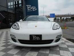 2013年式のPORSCHEパナメーラ、Sハイブリッドが入庫いたしました。3リッターのエンジンとモーターのハイブリッドで、静粛性と燃費を兼ね備えながらパワフルな走りが楽しめる面白いモデルです！