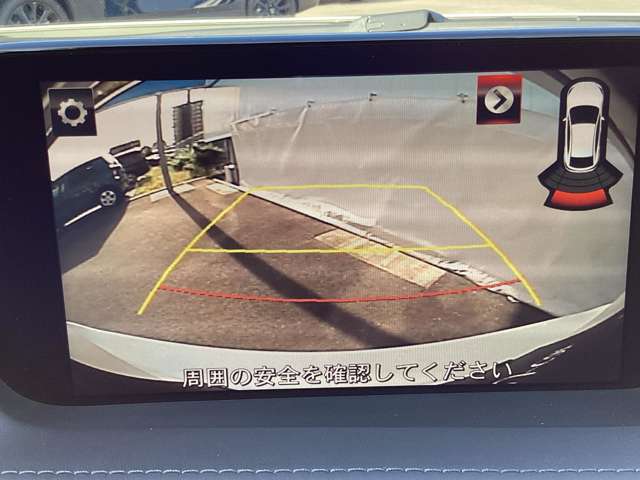 カラーで後方映像をモニターに映し出してくれるので、ショッピングモールのような狭い駐車場であったとしても障害物を見つけ、楽々駐車することができますね。