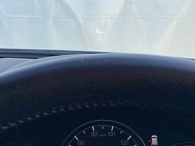 運転視界の遠方上方に虚像を投影することで前を見ながら情報の視認ができます。本当にドライバーが必要な情報を適切に伝え、楽しんで頂くことを考えた新世代装備です。※虚像は2.6m前方に浮かぶイメージです。