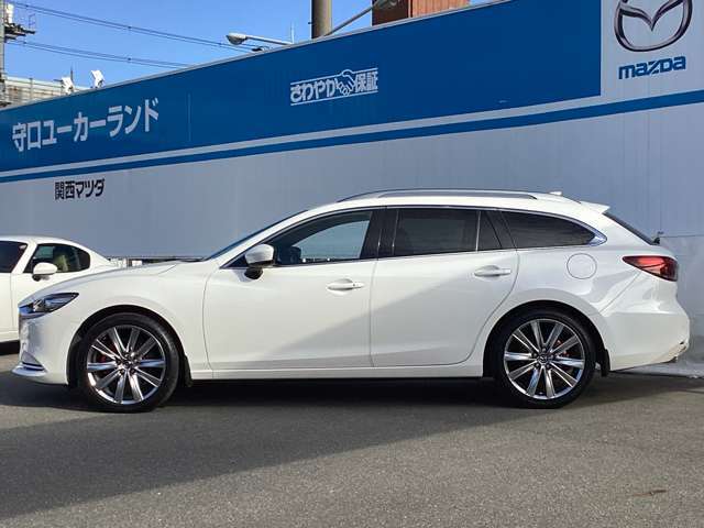 純正アルミで全体的にデザインがまとまっています。車も人も、オシャレはまずは足元からですね。
