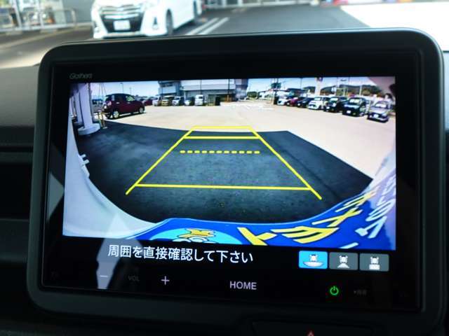 ギアをバックに入れると自動でこのような画像がモニターに表示されます。目視では見えない部分も見えて安心ですね。