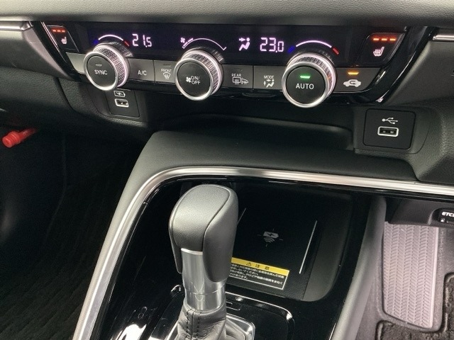 こちらの車両はスマートフォンの置くだけ充電にも対応してますよ(^^)/※置くだけ充電対応の機種に限ります。