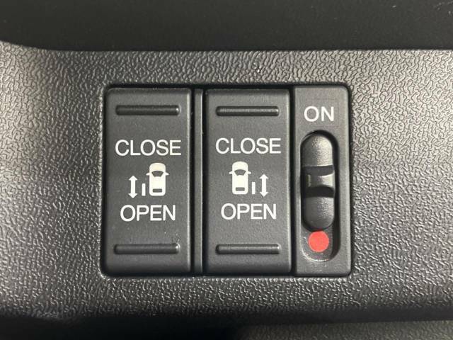 【両側パワースライドドア】スマートキーや運転席のスイッチで後席両側スライドドアの開閉が可能♪電動だから力を入れてドアを開ける必要が無く、小さなお子様でも簡単に開け閉めでき快適です♪