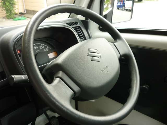 ステアリングの状態です。全車除菌クリーニング後に展示しております。是非現車ご確認下さい
