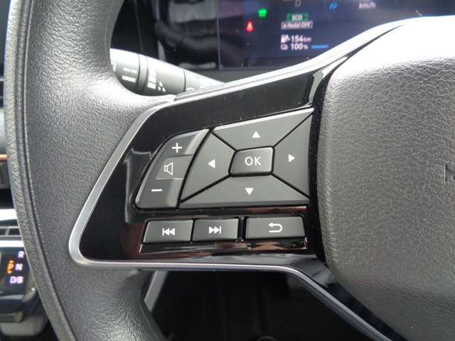 走行中、ナビに手を伸ばしてチャンネル変更やボリューム調整するのは、大変だし危険ですよね！ステアリングスイッチなら視線を大きく逸らさずに手元で簡単に操作できるので、運転に集中できます♪