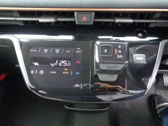 マウスのような感覚で操作可能な電制シフトノブ。前進・後退・ニュートラル・パーキングの4種のポジションだけです。