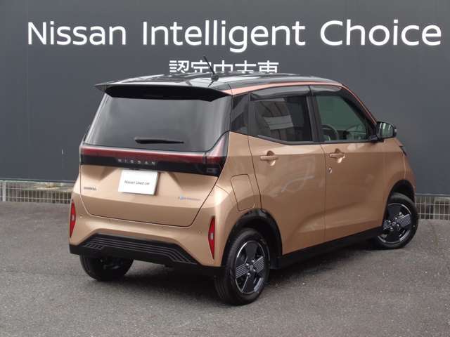 前後進時にバンパー内蔵のセンサーが壁などを検知し、障害物への衝突防止や過度の加速の防止を支援する「踏み間違い衝突防止アシスト」、外からの視線や有害な紫外線をカット、断熱効果にも優れたプライバシーガラス