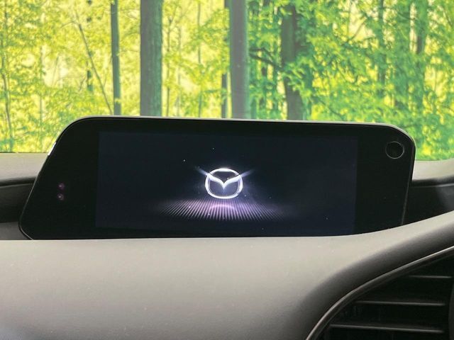 【8.8インチマツダコネクト】車内の雰囲気にマッチした大型のディスプレイ。スマホ接続でのナビ使用やBluetooth再生等、様々な機能が楽しめます。直感的なダイヤル操作が可能で、使い勝手も良好です。