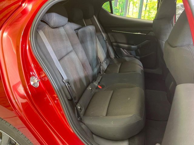 後部座席も気になるようなキズ・汚れやへたり等、大きなダメージはなく、良好な状態です。