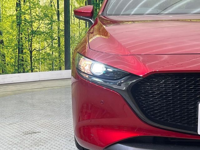 【LEDヘッドライト】悪天候や夜間走行時も良好な視界を確保し安心して運転できる高輝度LEDヘッドライトを装備！点灯速度が早く、消費電力も抑えられています。