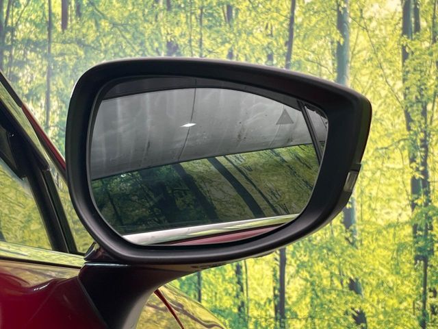 【ブラインドスポットモニタリング】走行中、ドアミラーの死角になりやすい箇所に後続車が接近するとサイドミラー付近に警告を表示、ドライバーに注意喚起をしてくれます。