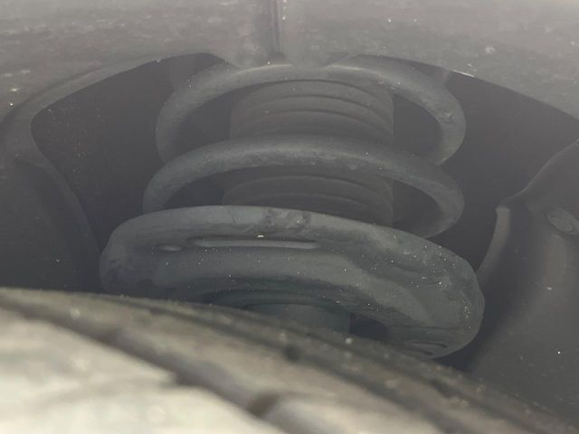 お車を安心してお乗りいただく為には、足回りの定期点検が欠かせません。サービスサポート（有償保証）では無料点検もご提供しており、安心のカーライフをお過ごしいただけるサポート体制が整っています。