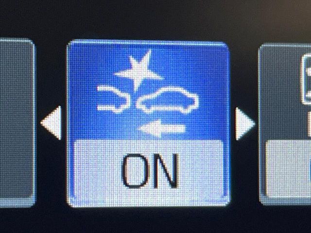 【プリクラッシュセーフティ】前方の車両等を検知し、衝突しそうな時は警報で注意を促し、ブレーキを踏む力をサポート。ブレーキを踏めなかった場合は衝突被害軽減ブレーキが作動、衝突回避をサポートします。
