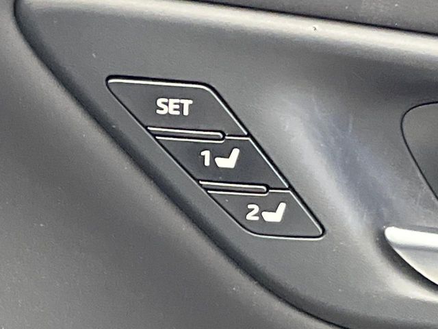 【メモリー機能付きパワーシート】ドライバーごとに設定したシート位置を記憶して、ボタン一つで切り替えできる便利な機能！運転する方が複数名いらっしゃるご家庭におすすめです♪