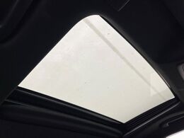 【サンルーフ】開放感たっぷりの希少装備、サンルーフが装着されています！車内に明かりを取り入れたり景色を楽しむ以外にも、車内の空気も簡単に換気できて快適です！