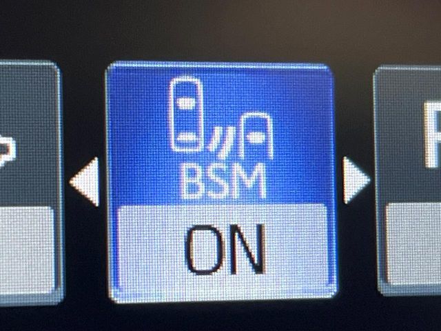 【ブラインドスポットモニター】走行中、ドアミラーの死角になりやすい箇所に後続車が接近するとサイドミラーのレンズに警告を表示！ドライバーに注意喚起をしてくれます。