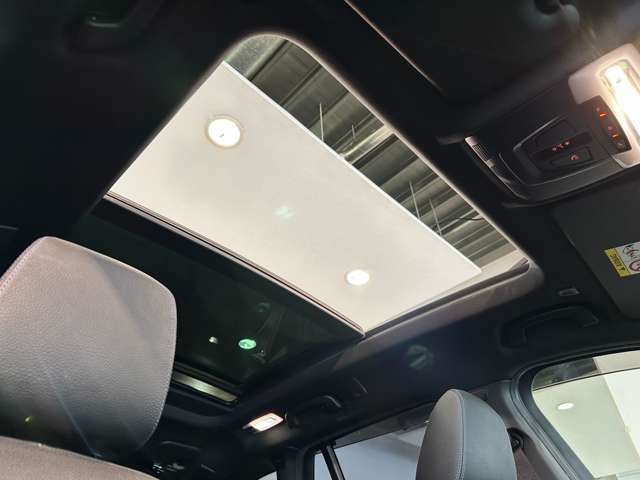 サンルーフは開放感があり、日の光を入れると車内が明るくなります。
