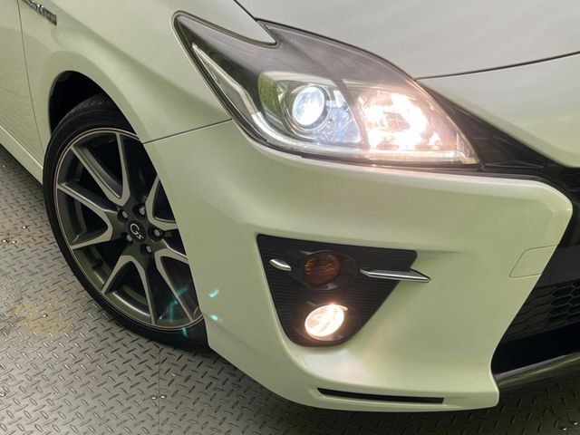 【HIDヘッドライト】非常に明るく前方を照らしてくれるので、悪天候や夜間の走行時も視界良好で安心してお乗りいただけます。