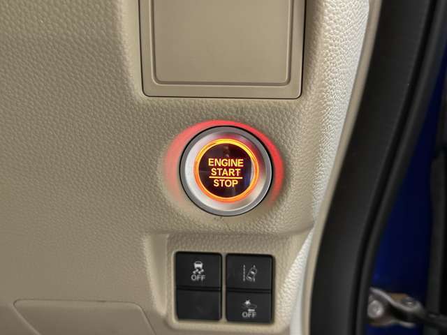 スマートキーです。プッシュボタンでエンジンをかけるタイプです。