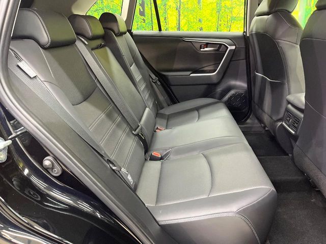 後部座席も気になるようなキズ・汚れやへたり等、大きなダメージはなく、良好な状態です。