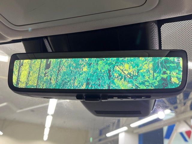 【デジタルインナーミラー】後席の大きな荷物や同乗者で後方が確認しづらい時でも安心！カメラが撮影した車両後方の映像をルームミラー内に表示。クリアな視界で状況の確認が可能です！