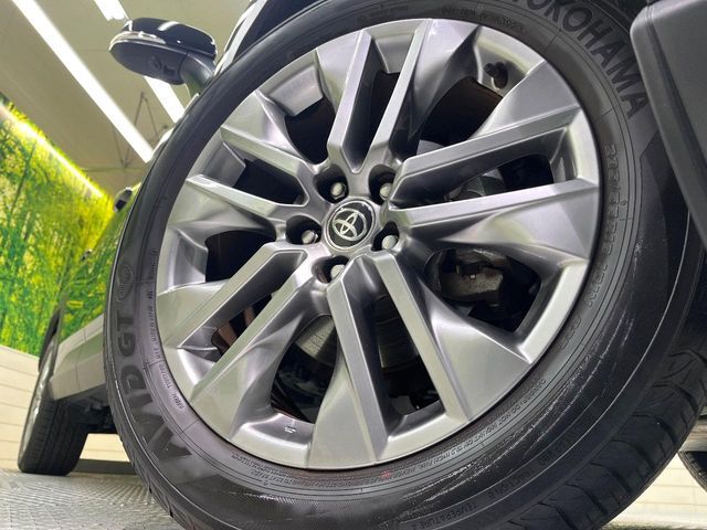 【純正19インチアルミホイール】外観にマッチした純正アルミホイールを装着しております。各種社外アルミホイールや、スタッドレスタイヤも取扱いしております。是非ご相談ください♪