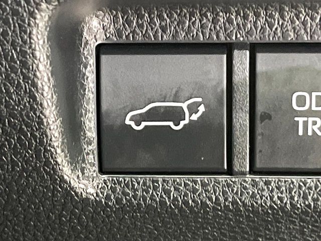 【ハンズフリーパワーバックドア】リアバンパー下部に足先を出し入れするだけでバックドアが自動で開閉♪両手が荷物でふさがっている時でもラクラク開閉操作が行えます！