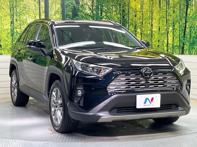 高透明度のガラス皮膜で撥水はもちろん、上質なツヤ・光沢を実現。紫外線や酸性雨から大切な愛車を保護し、色あせ・劣化を防止。「弾スプラッシュコート」、「弾プリミッサコート」からお選びいただけます。